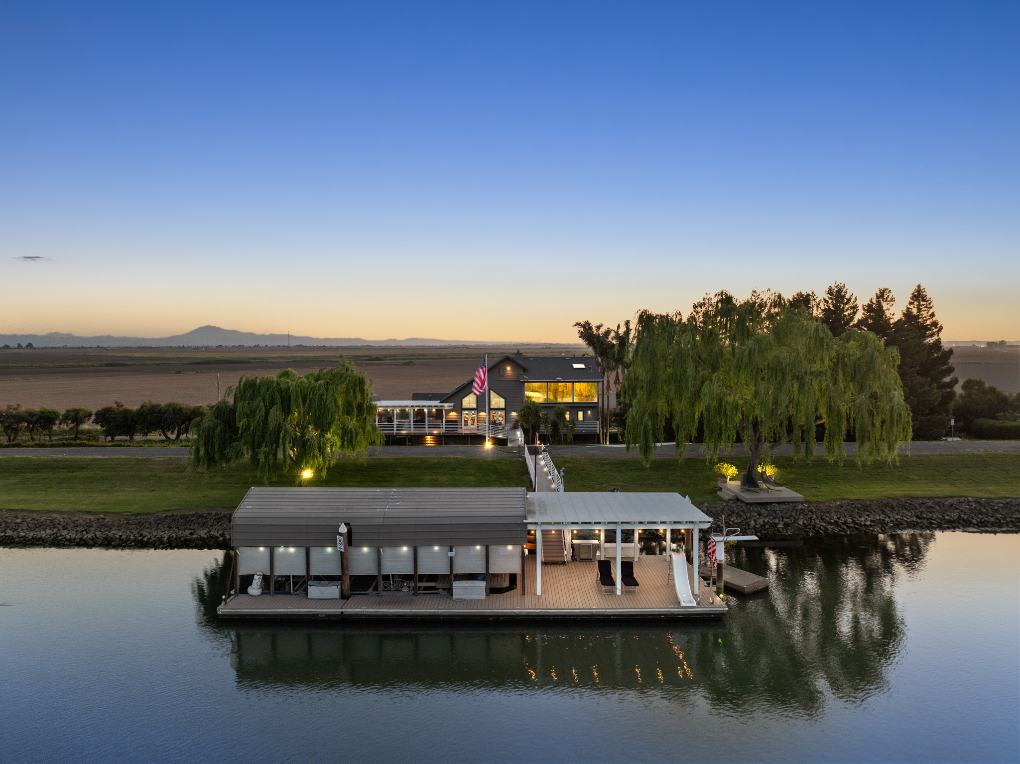 Waterfront estate sold by Robert Wallace
